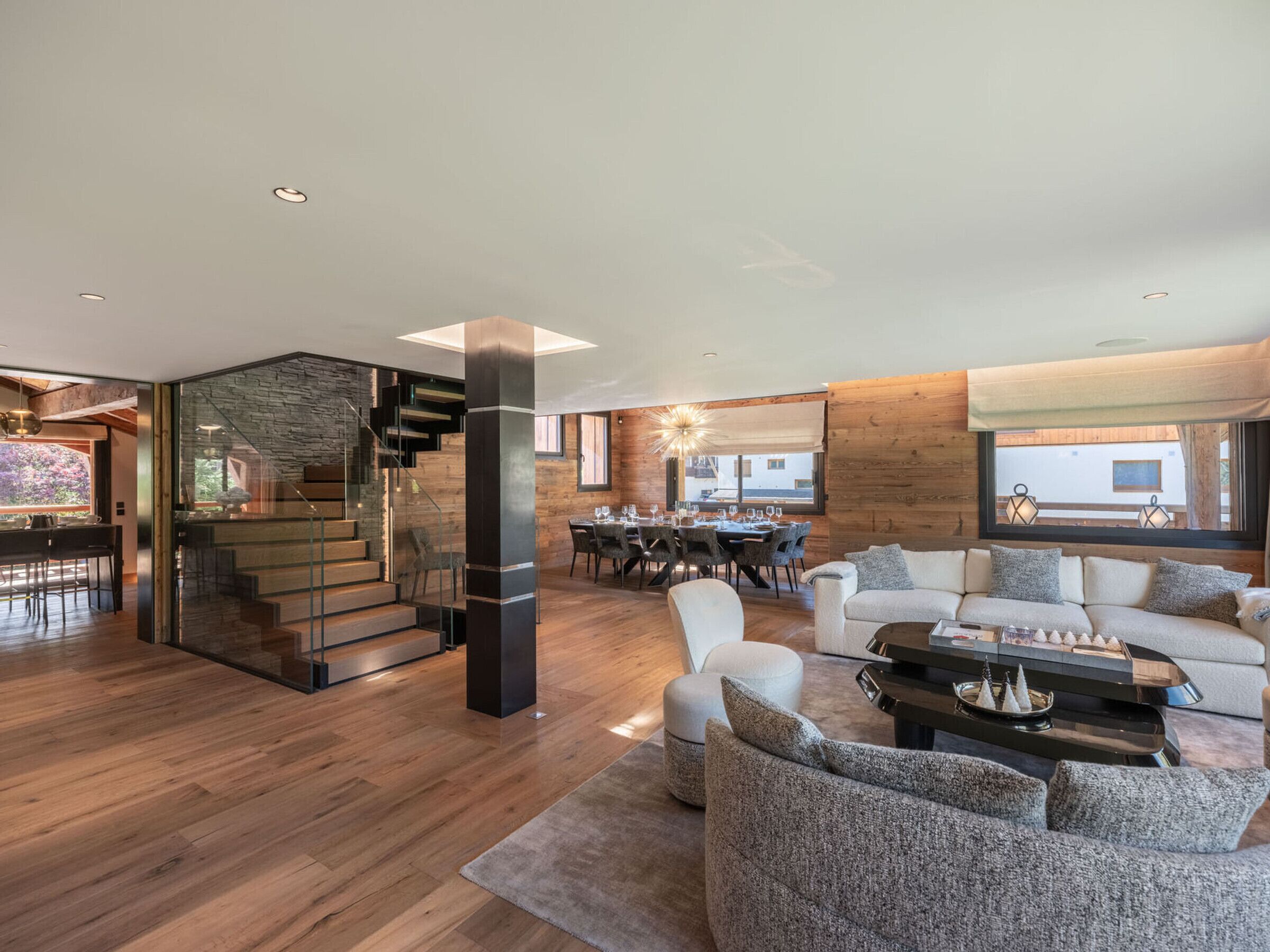 Tv, eldstad och kontor