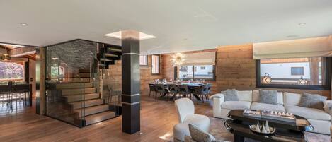 Tv, eldstad och kontor