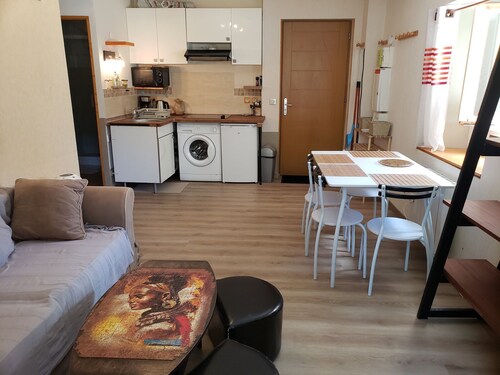 Cozy apartment in town center, near slopes, sleeps 4