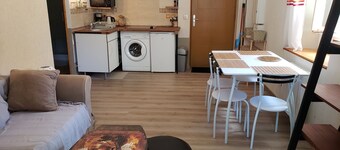 Cozy apartment in town center, near slopes, sleeps 4