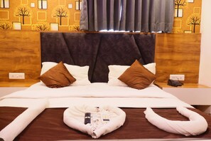 Kahden hengen deluxe-huone (yksi tai kaksi sänkyä) | Ylelliset vuodevaatteet, pillowtop-patjalliset sängyt, ilmainen Wi-Fi