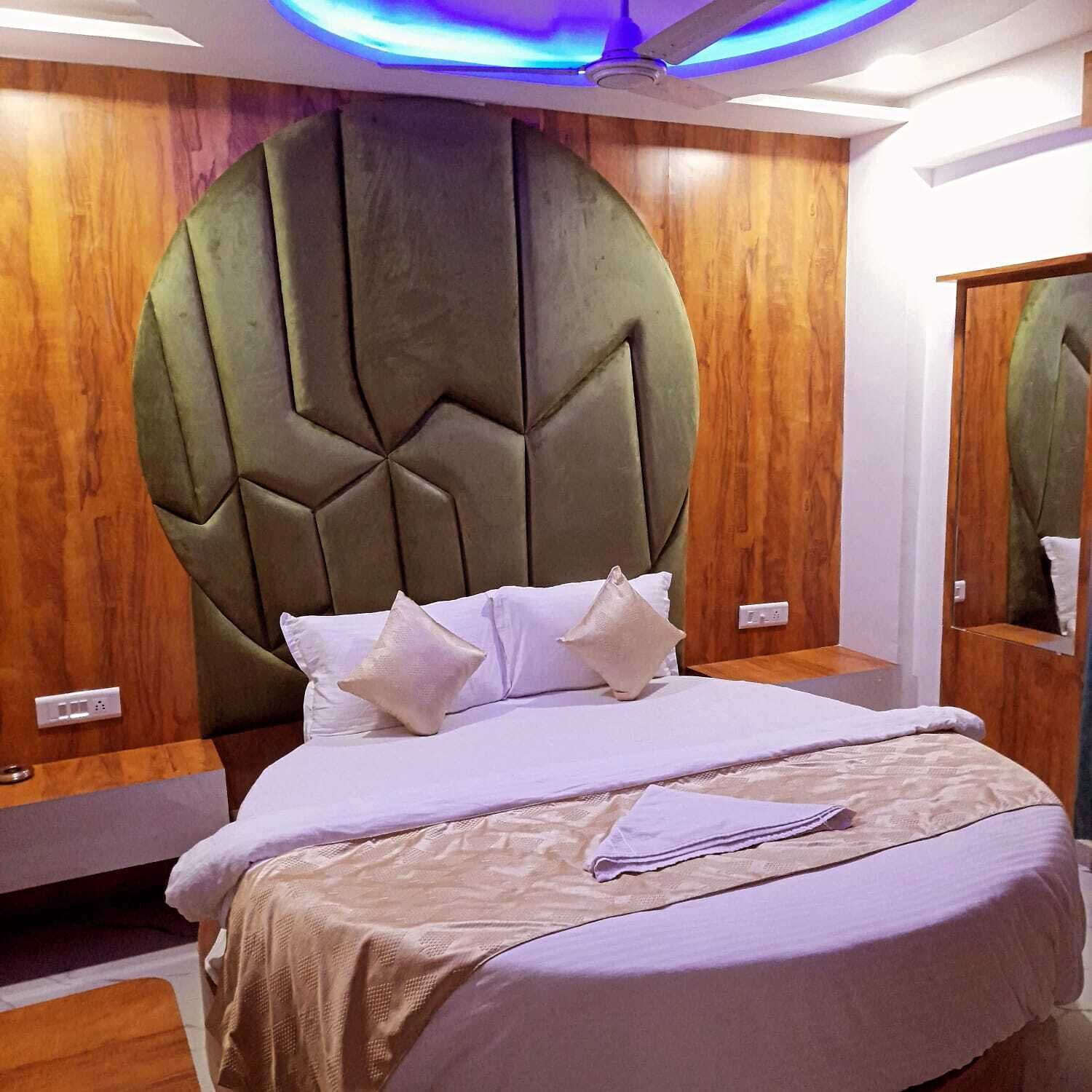 Premium bedding, pillowtop beds, free WiFi, bed sheets