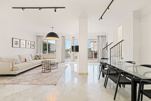 Panoramic Apartment | Living area | TV - Molo Residences Boutique Apartment & Spa (Marbella)