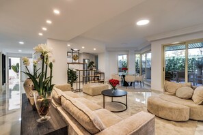 Grand Apartment | Living area | TV - Molo Residences Boutique Apartment & Spa (Marbella)