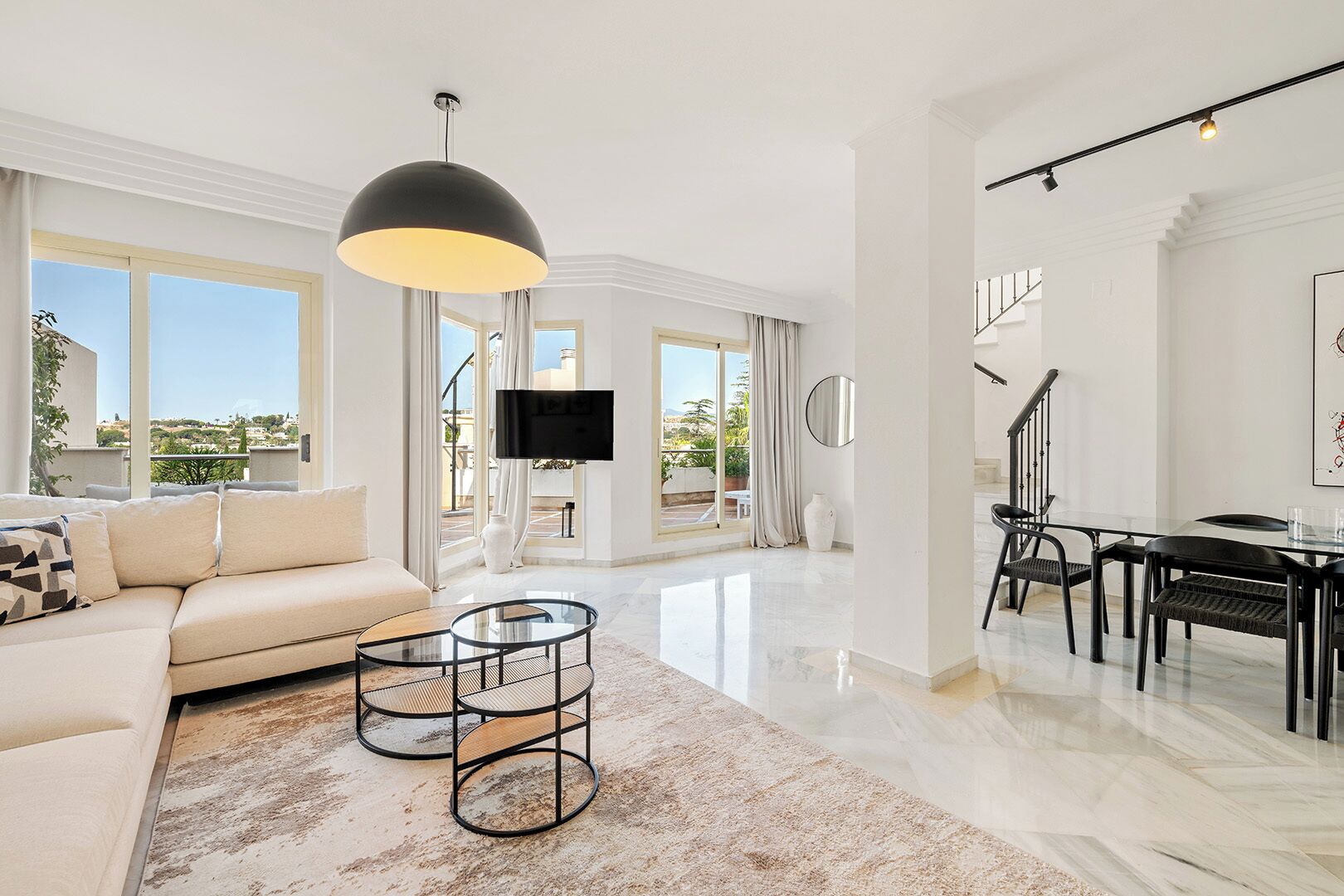 Panoramic-Apartment | Wohnbereich | Fernseher