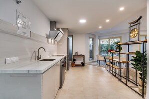 Apartamento Grand | Cocina privada | Frigorífico, microondas, horno y placa de cocina