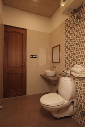 Superior-Doppel- oder -Zweibettzimmer | Badezimmer | Dusche, kostenlose Toilettenartikel, HandtĂŒcher, Seife