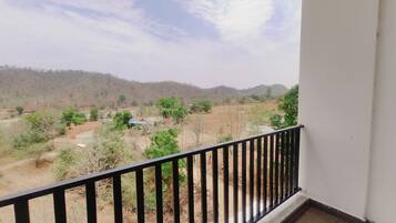 Habitación superior con 1 cama matrimonial o 2 individuales | Vista del balcón