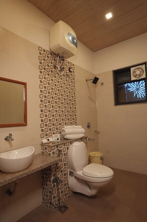 Shower, perlengkapan mandi gratis, handuk, dan sabun