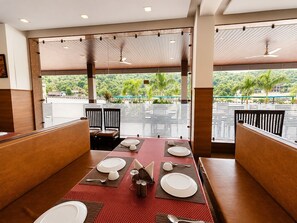 Restaurant - Hotel White Lotus (Bichhiwara)