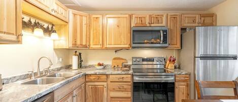 Geschirrspüler, Wasserkocher mit Kaffee-/Teezubehör