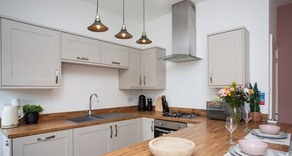 Balmoral Gardens | 2BR | Wi-Fi