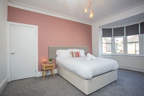 2 dormitorios, escritorio, tabla de planchar con plancha y cuna de viaje