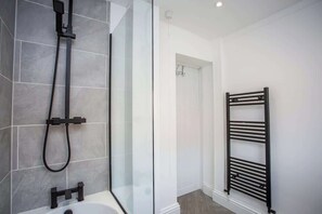 تجهيزات دش، مجففات شعر، مناشف، شامبو