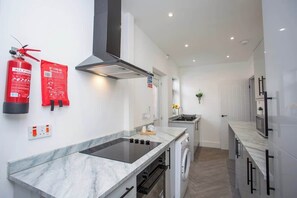 Une cuisine moderne équipée d’une cuisinière, d’un four et d’un four à micro-ondes intégrés.