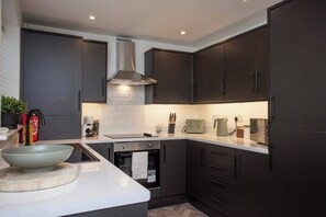 Een koelkast, een magnetron, een oven, een vaatwasser