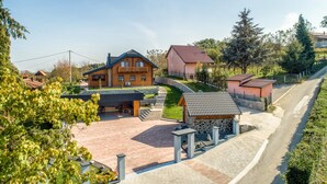 Ein Wohngebiet mit einem großen Holthaus, einem kleineren Haus und einem Steinhaus.