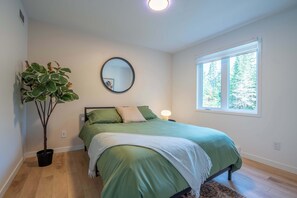 2 makuuhuonetta, työpöytä, Wi-Fi, vuodevaatteet