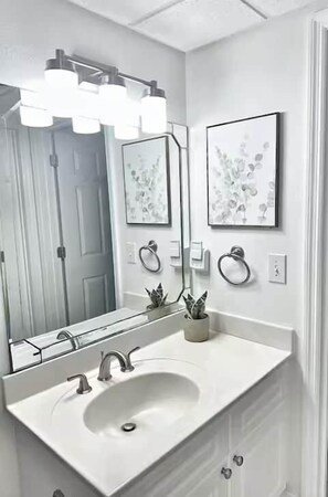 Een haardroger, handdoeken