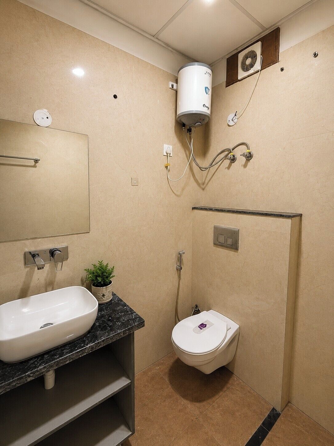 Een badkamer met een wastafel, toilet en douche.