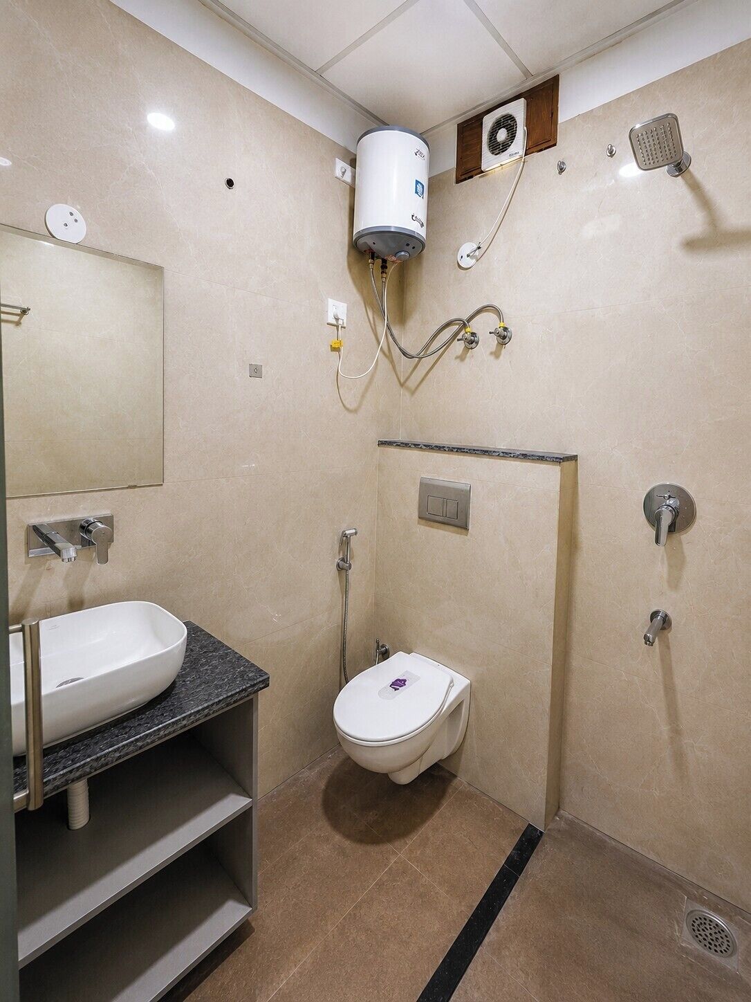 Ein kleines Badezimmer mit Waschbecken, Toilette und Dusche.