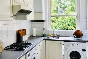 Fridge, microwave, oven, stovetop - Luxury, Spacious London Apartment on Mattock Lane (London)