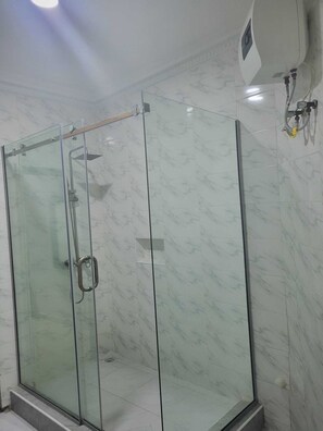 Dusche, Handtücher, Seife, Shampoo