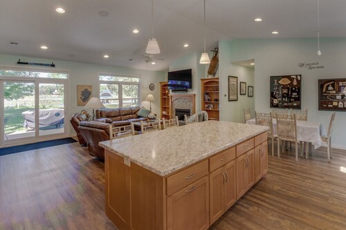 Lily Pad Lodge on Pelican Lake