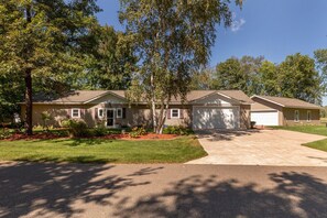 Exterior - Lily Pad Lodge on Pelican Lake (Pequot Lakes)