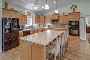 Køleskab, mikrobølgeovn, ovn, kogeplade