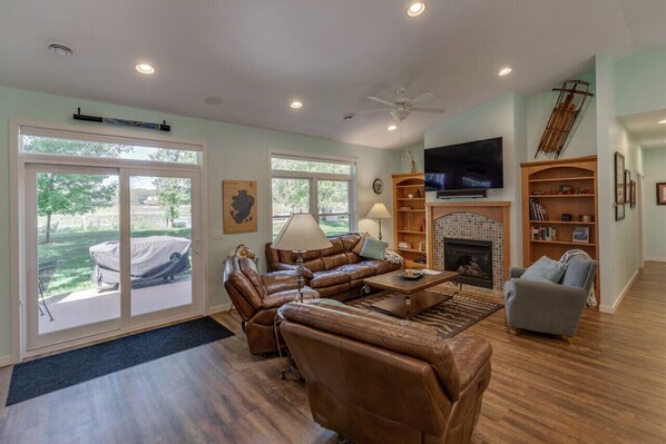 Smart TV, fireplace