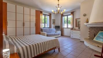 5 bedrooms, iron/ironing board, free WiFi, bed sheets