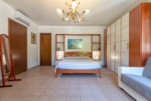 5 bedrooms, iron/ironing board, free WiFi, bed sheets