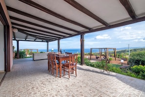 Outdoor dining - Villa 'Patrizia' with Sea View, Wi-Fi and Air Conditioning (Castelsardo)