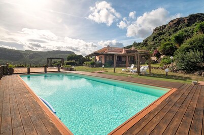Villa 'Patrizia' with Sea View, Wi-Fi and Air Conditioning
