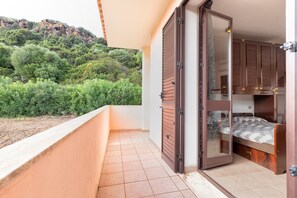 5 bedrooms, iron/ironing board, free WiFi, bed sheets - Villa 'Patrizia' with Sea View, Wi-Fi and Air Conditioning (Castelsardo)