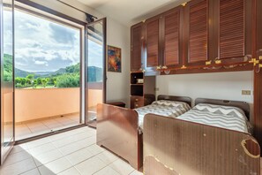 5 bedrooms, iron/ironing board, free WiFi, bed sheets