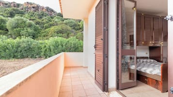5 bedrooms, iron/ironing board, free WiFi, bed sheets