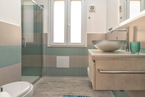 Dusche, Haartrockner, Handtücher