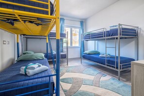 3 chambres, fer et planche à repasser, Wi-Fi gratuit, draps fournis