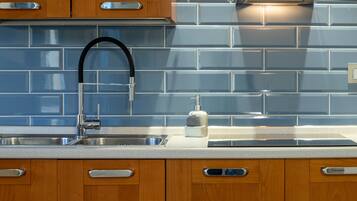 Frigorifero, microonde, forno, piano cottura
