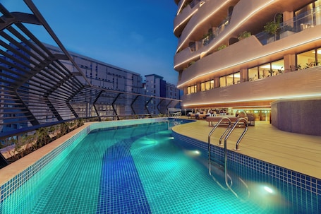 Una piscina al aire libre