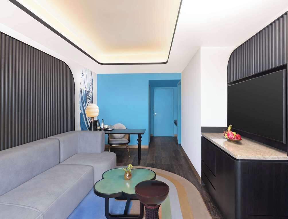Una sala de estar moderna con un sofá, una mesa de centro y un televisor.