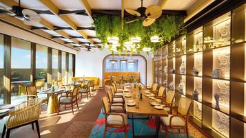 2 restaurantes, se sirven desayunos, comidas y cocina internacional