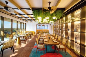 2 restaurants, breakfast, lunch, dinner served; international cuisine 