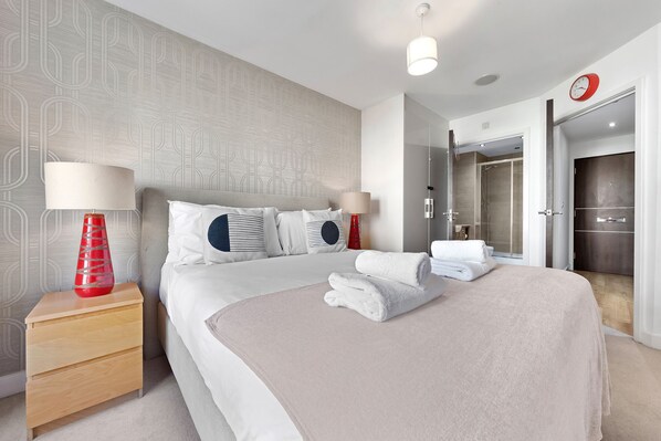 2 عدّة غرف نوم وخزنة داخل الغرفة ومكتب ومكواة/لوح كي