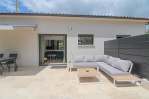 Outdoor dining - Holiday Home 'Havre De Paix À Pianottoli' with Mountain View, Wi-Fi and Air Conditioning (Pianottoli-Caldarello)