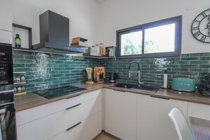 Frigorifero, microonde, forno, piano cottura