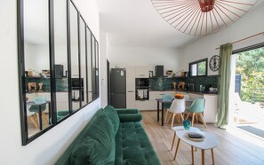 Interior - Holiday Home 'Havre De Paix À Pianottoli' with Mountain View, Wi-Fi and Air Conditioning (Pianottoli-Caldarello)