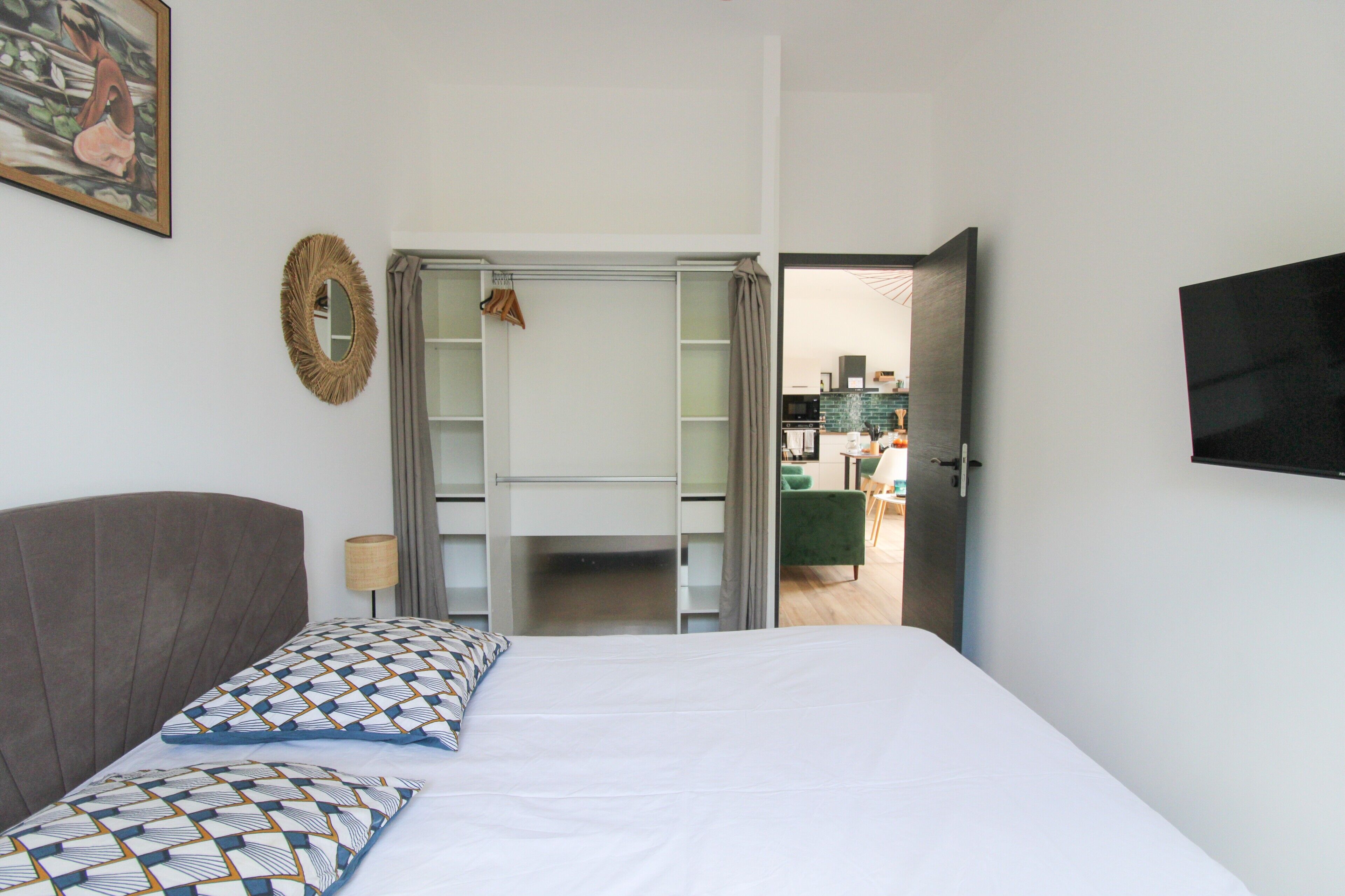 2 室のベッドルーム、アイロン / アイロン台、WiFi (無料)、ベッドシーツ